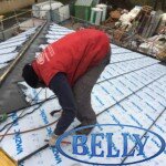 Couvreur pur une pose de couverture de toit en ardoise